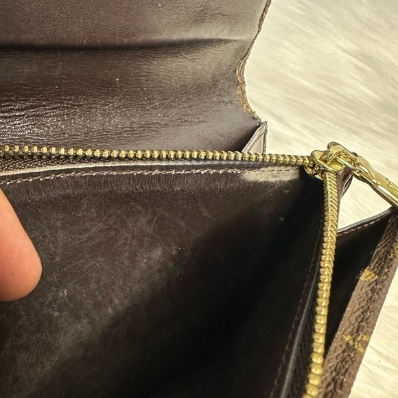 LOUIS VUITTON long zip wallet in monogram - Picture 14 of 17